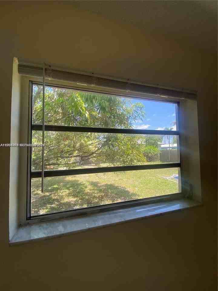 933 Ne 38th St #1-3 - Photo 7 of 11