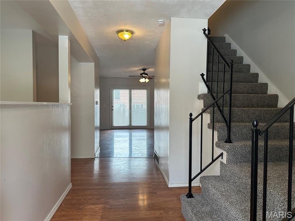 420 Chapel Ridge Dr - Photo 2 of 36