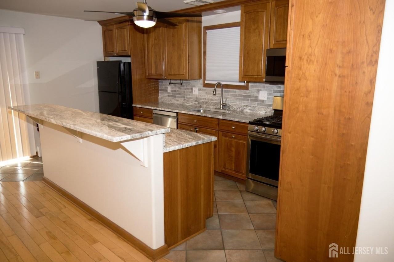 494 Harris Ave #B - Photo 2 of 22