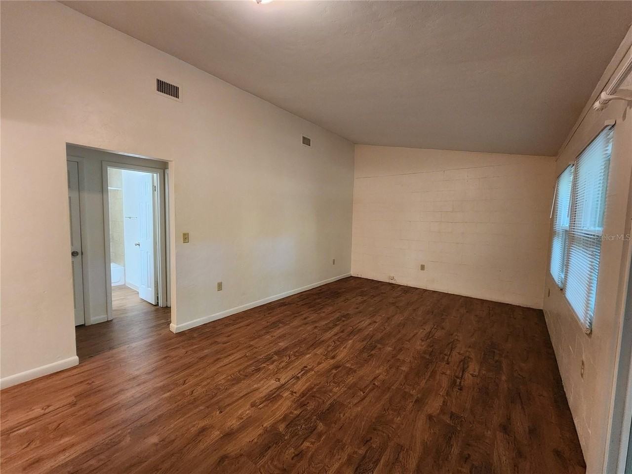 206 Ne Lucky Ave #B - Photo 7 of 31