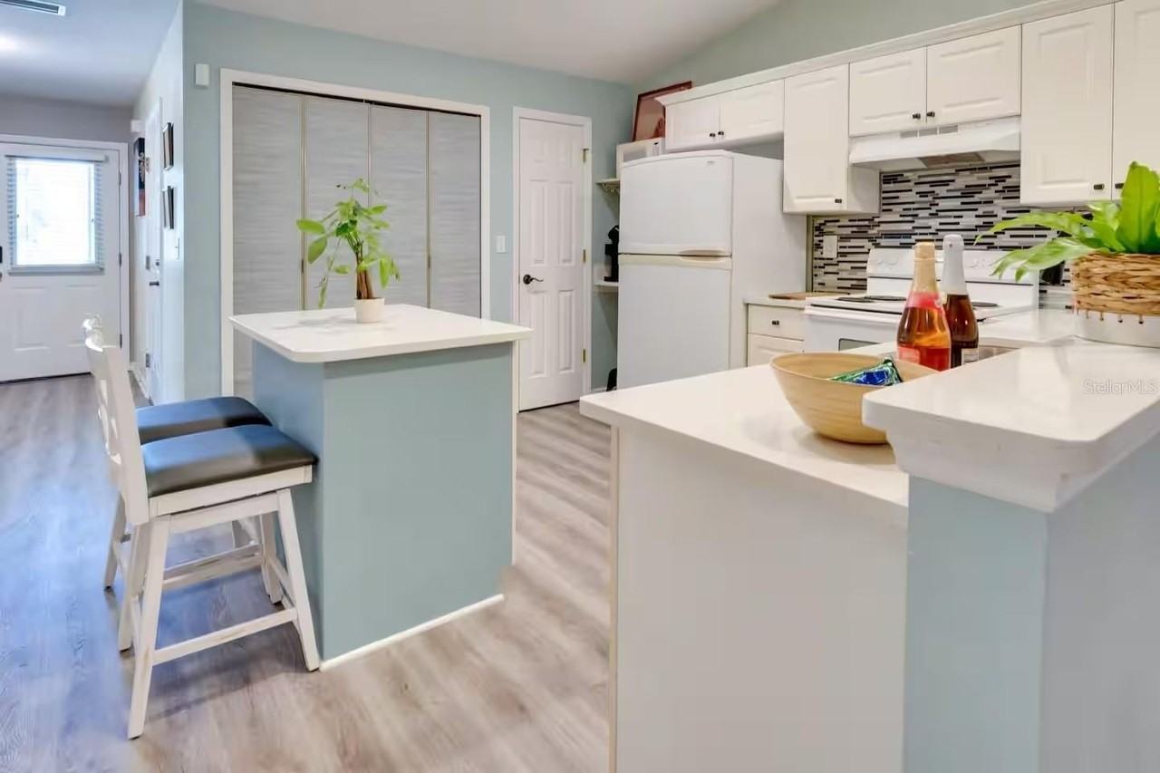 6355 Nw 106th Pl - Photo 5 of 11