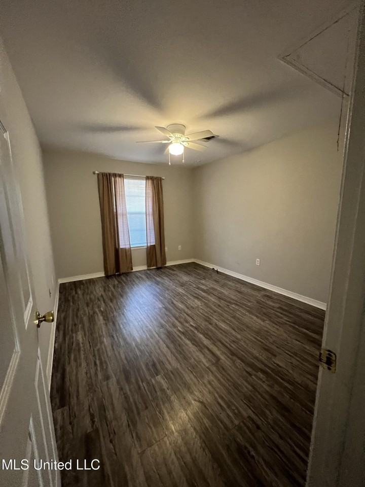 3633 Southward Dr Apt B - Photo 2 of 3
