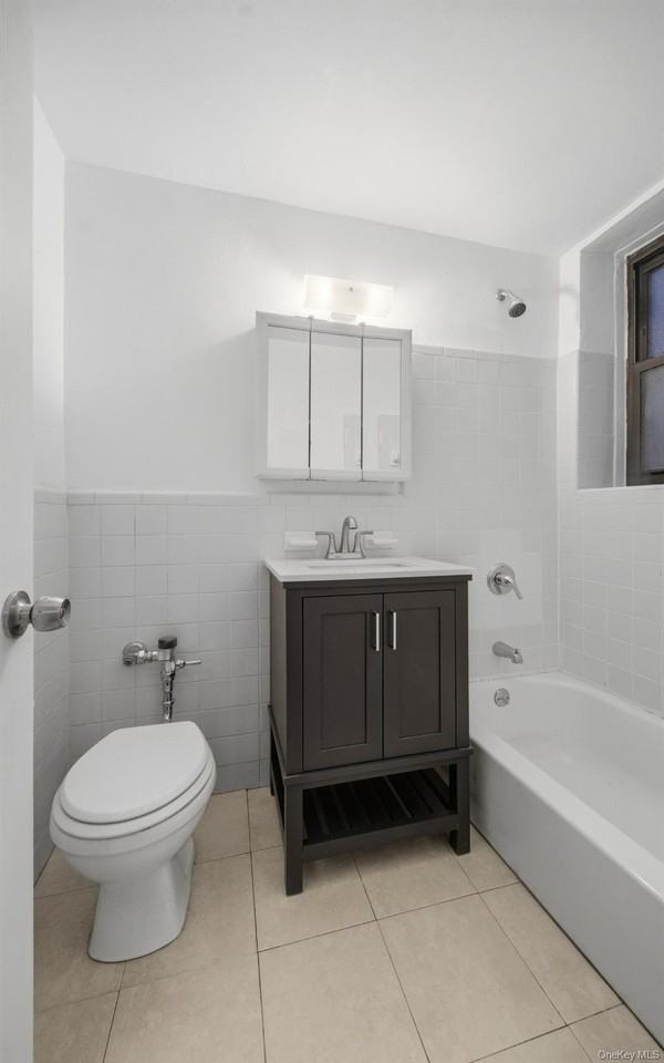 2244 Bronx Park E Apt 3e #3E - Photo 5 of 15