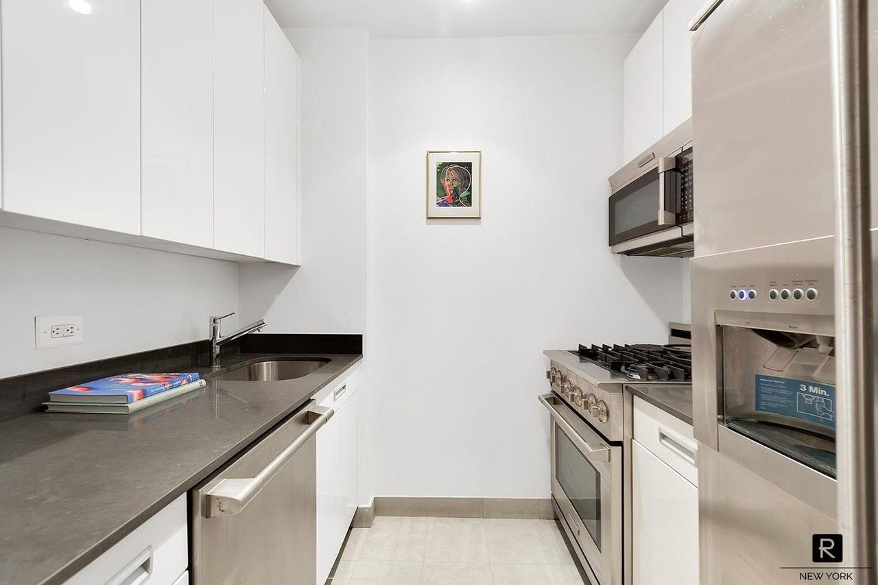 99 John St #925 - Photo 4 of 10