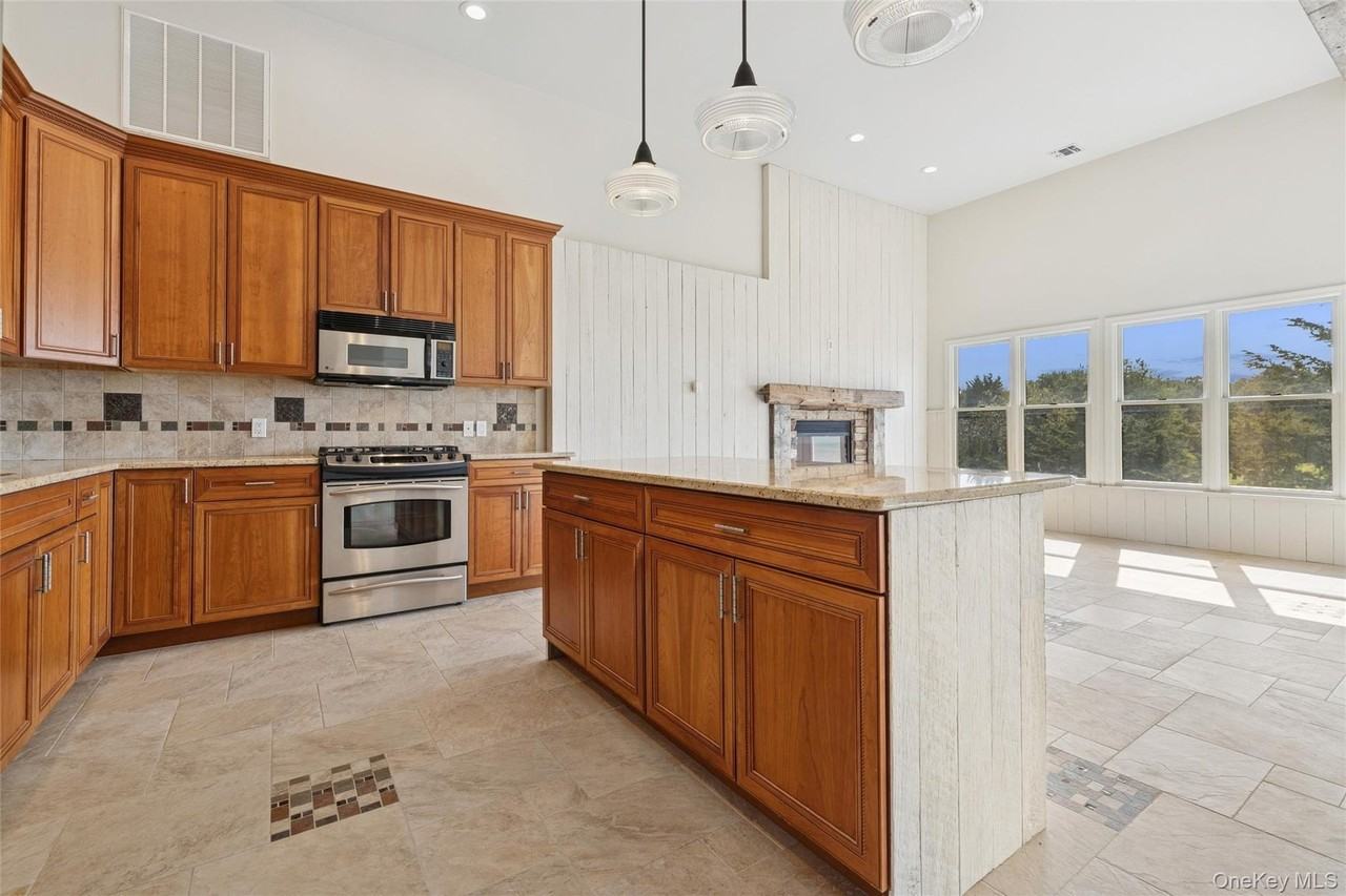 335 Herricks Lane unit: B #B - Photo 4 of 14