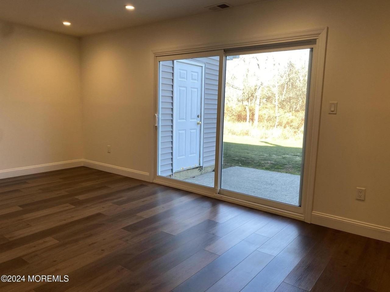 66 Holly Dr - Photo 4 of 28