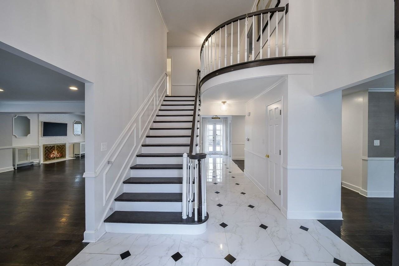 945 Anne Rd - Photo 2 of 36