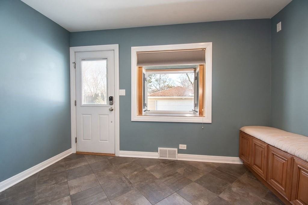 131 S Lodge Ln - Photo 7 of 25