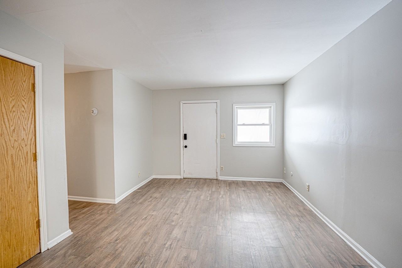 1209 Gage St - Photo 4 of 16