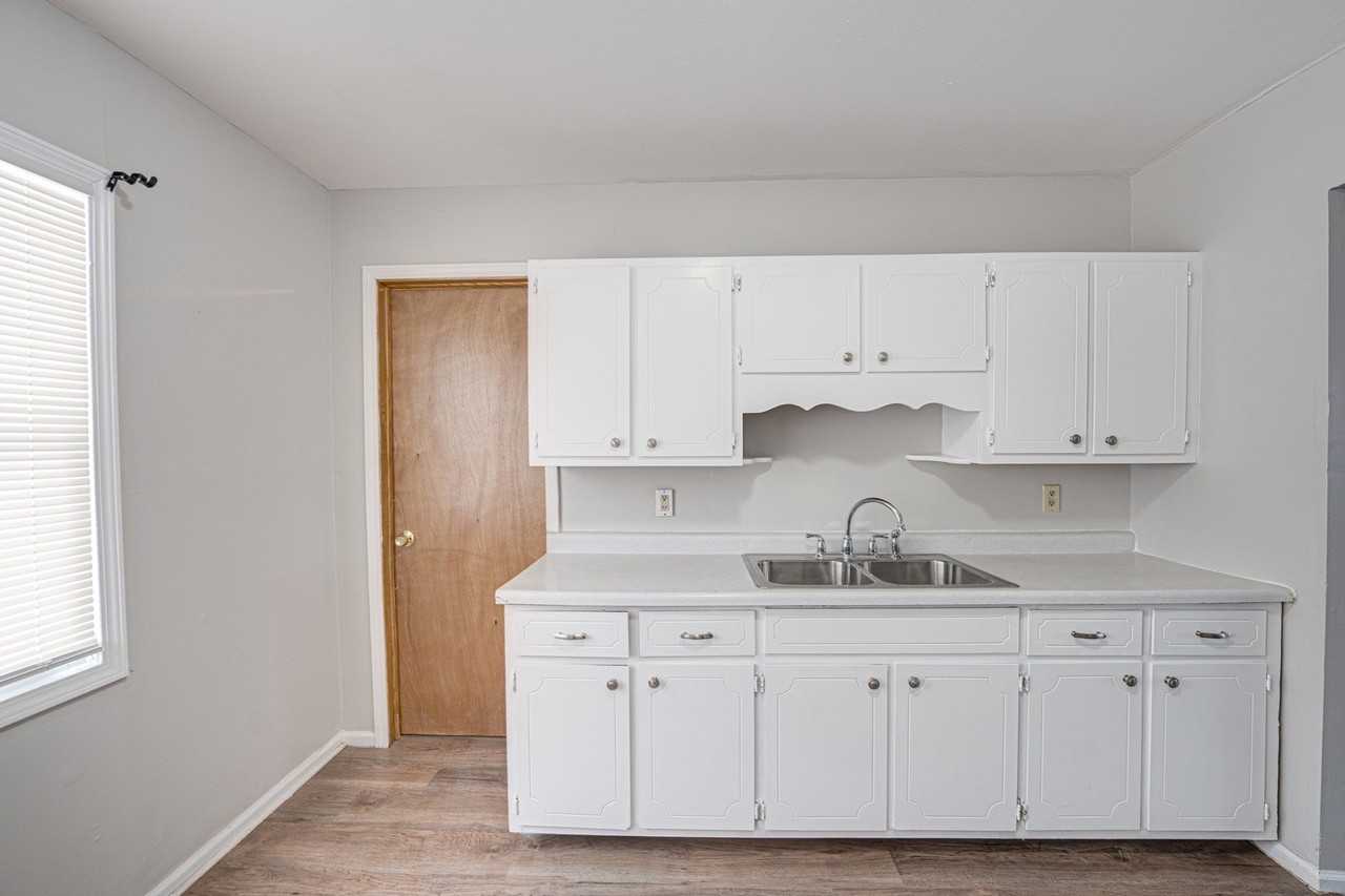 1209 Gage St - Photo 6 of 16