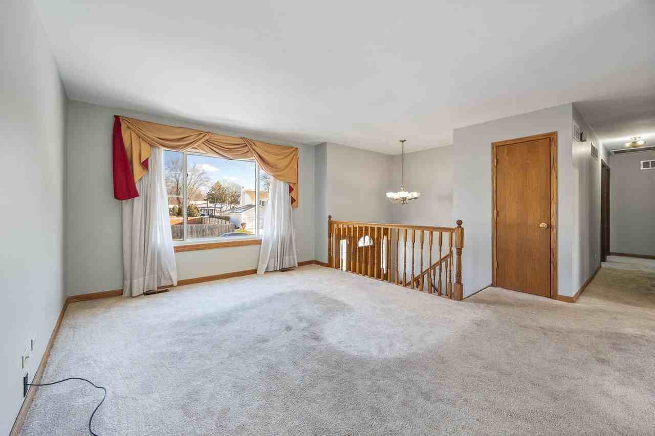 5S710 Steeple Run Dr - Photo 3 of 19