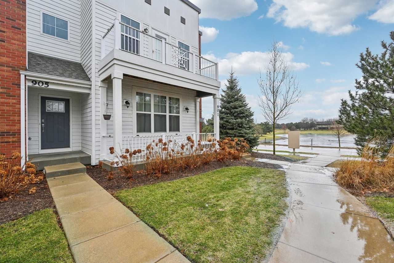 905 Times Square Dr - Photo 2 of 32