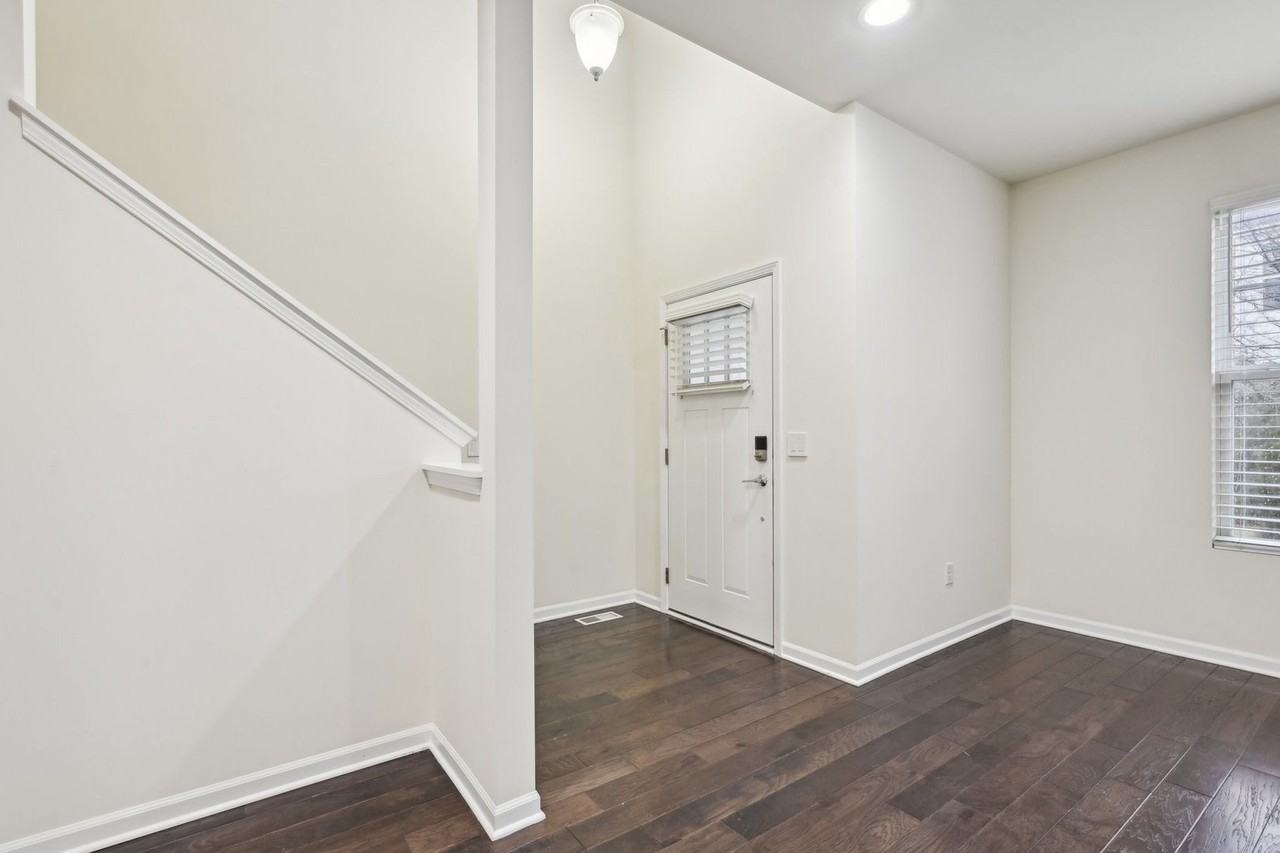 905 Times Square Dr - Photo 4 of 32