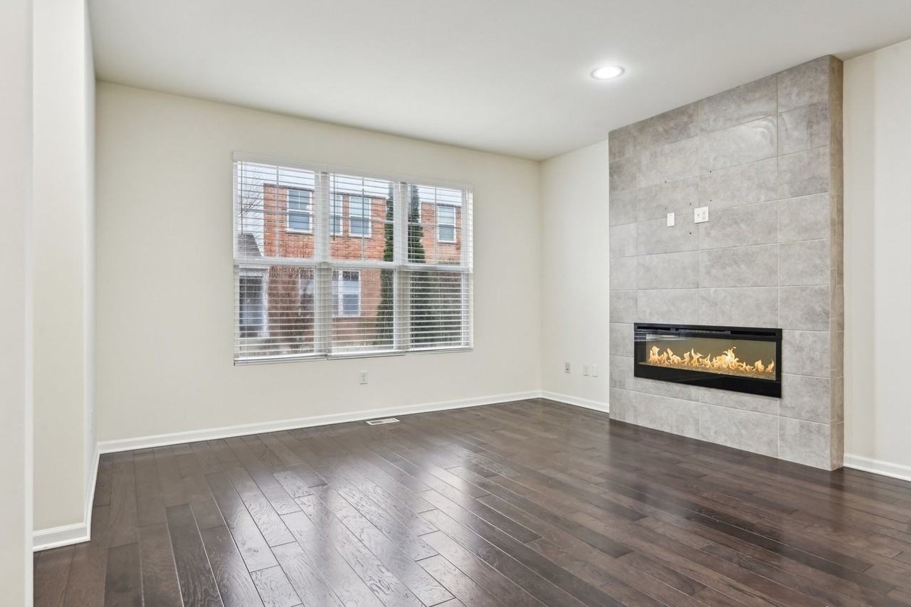 905 Times Square Dr - Photo 5 of 32