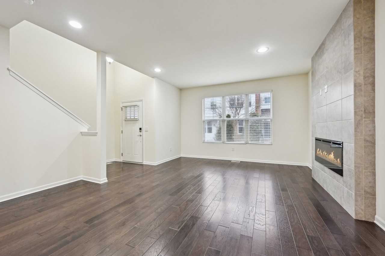 905 Times Square Dr - Photo 6 of 32