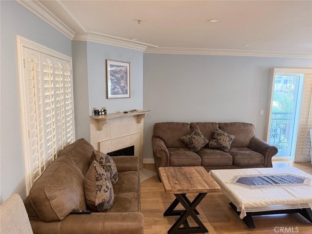 2466 Montrose Ave #1 - Photo 3 of 9