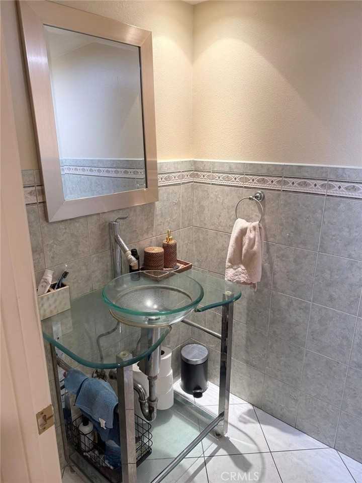 2466 Montrose Ave #1 - Photo 6 of 9