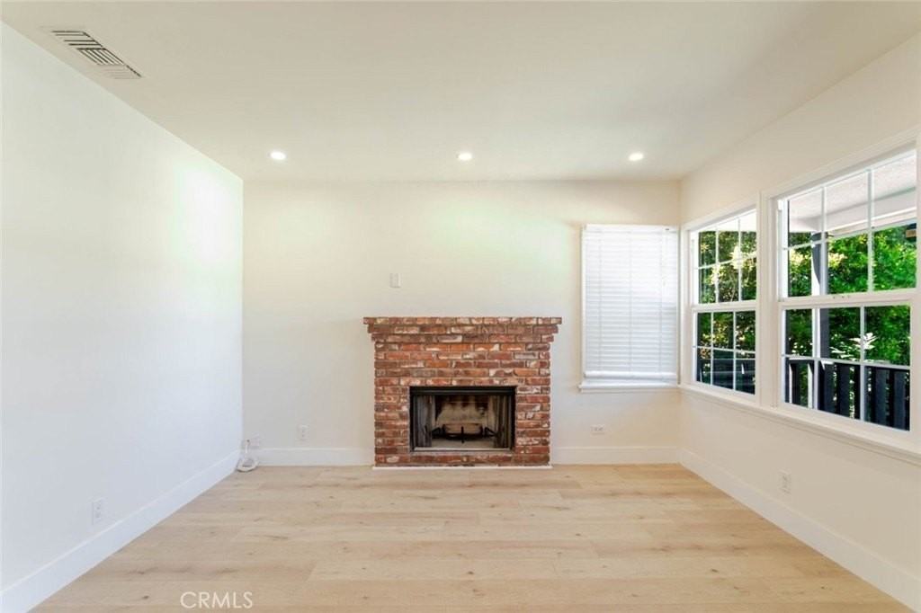 20026 Kittridge St - Photo 4 of 34