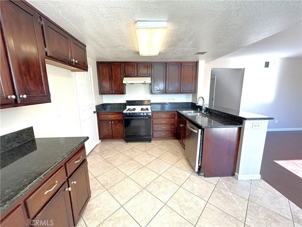 1420 Panorama St - Photo 4 of 35