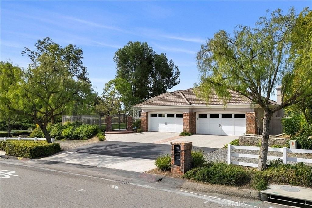 2309 Skyline Dr - Photo 4 of 50