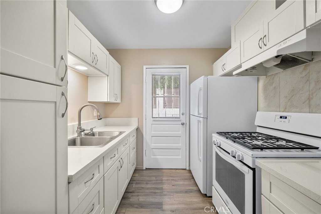 904 1st St Apt 2 - Photo 6 of 28