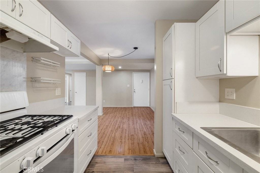 904 1st St Apt 2 - Photo 7 of 28