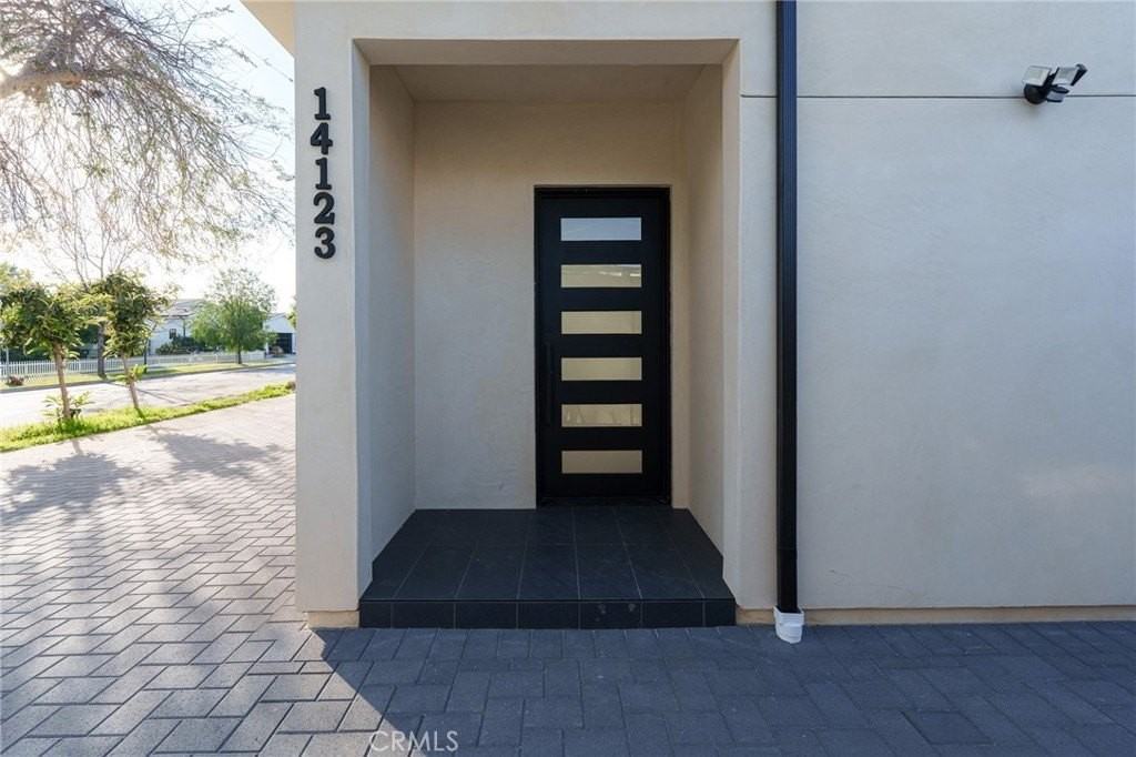 14123 Emelita St - Photo 2 of 42