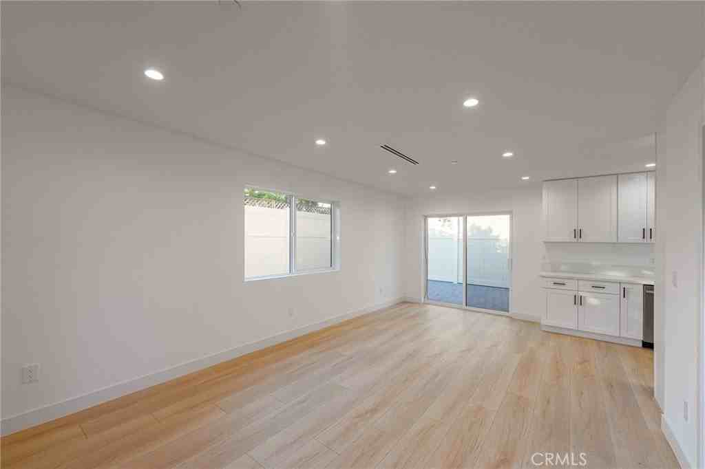 14125 Emelita St - Photo 4 of 37