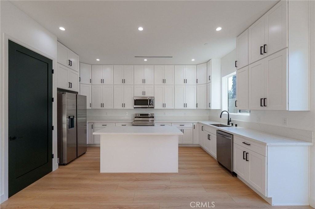 14121 Emelita St - Photo 3 of 37