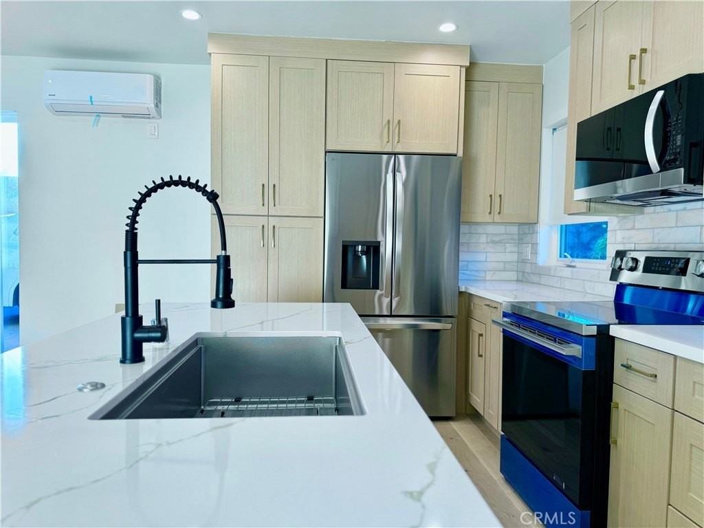 22404 Vanowen St - Photo 4 of 30