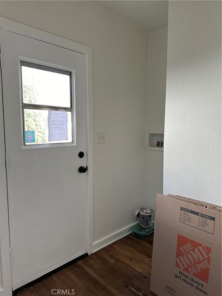 1054 N Euclid Ave - Photo 4 of 30