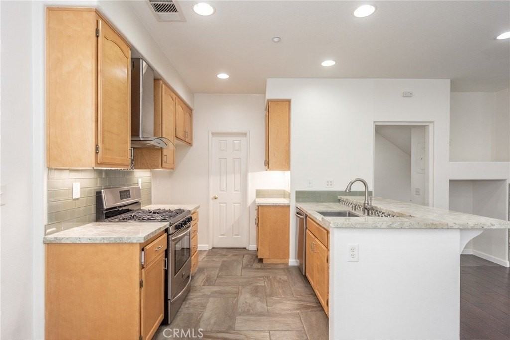 748 Ashby Ln - Photo 6 of 20