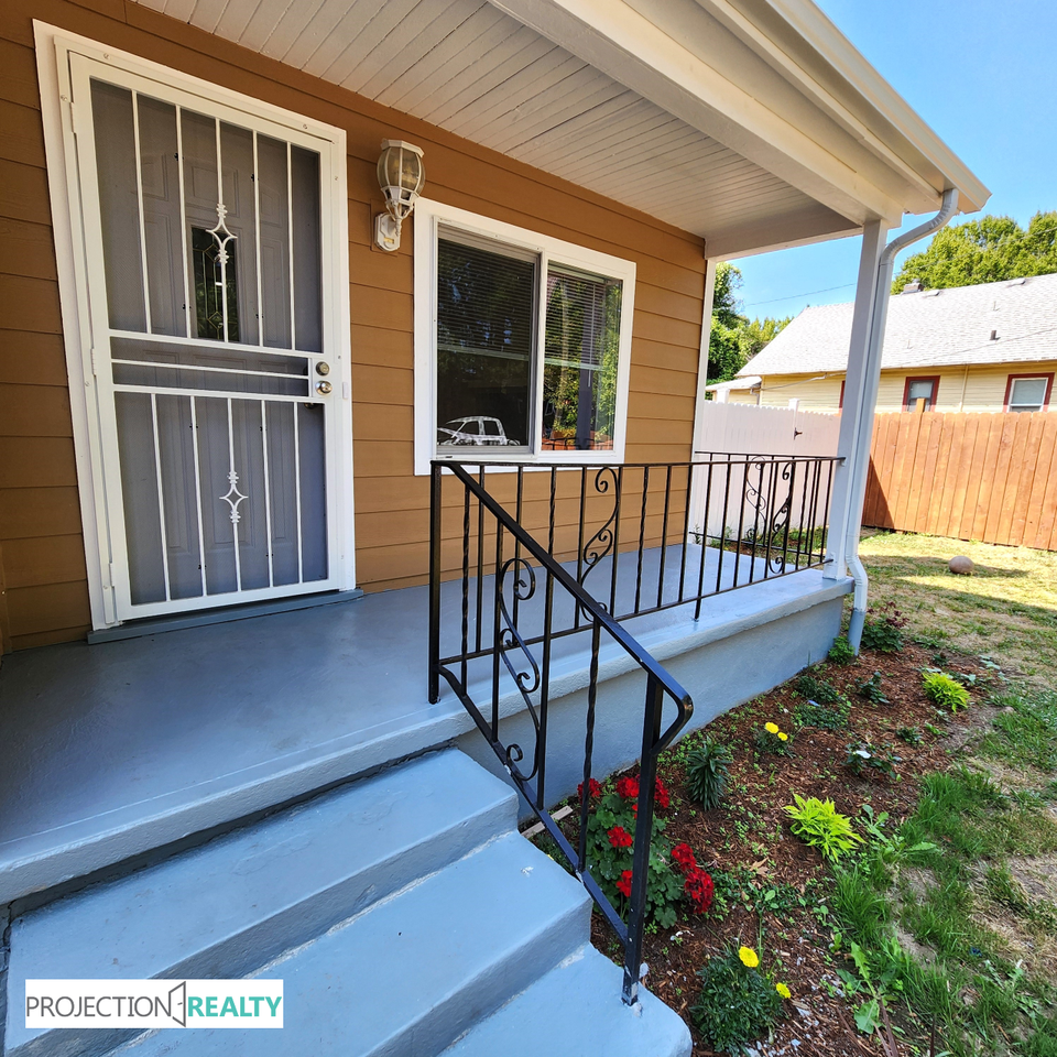 1538 Ne Dekum St #1 - Photo 3 of 21