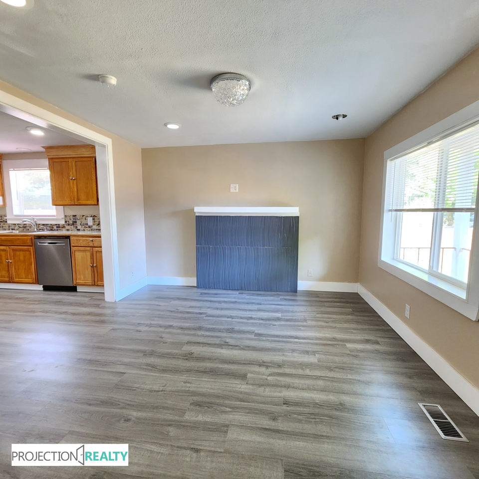 1538 Ne Dekum St #1 - Photo 4 of 21