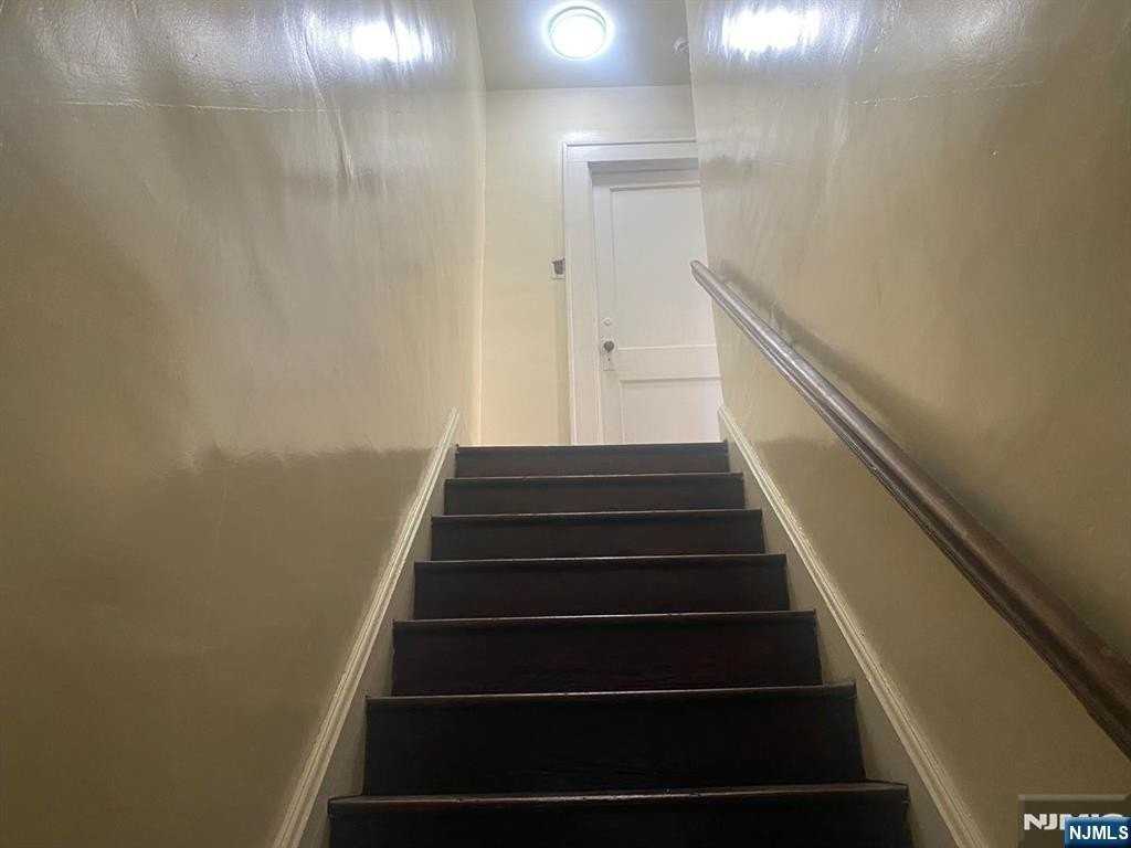 133 Willowdale Ave - Photo 3 of 19