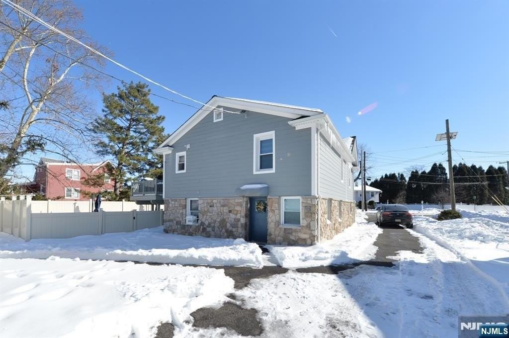 105 Franklin St - Photo 2 of 17