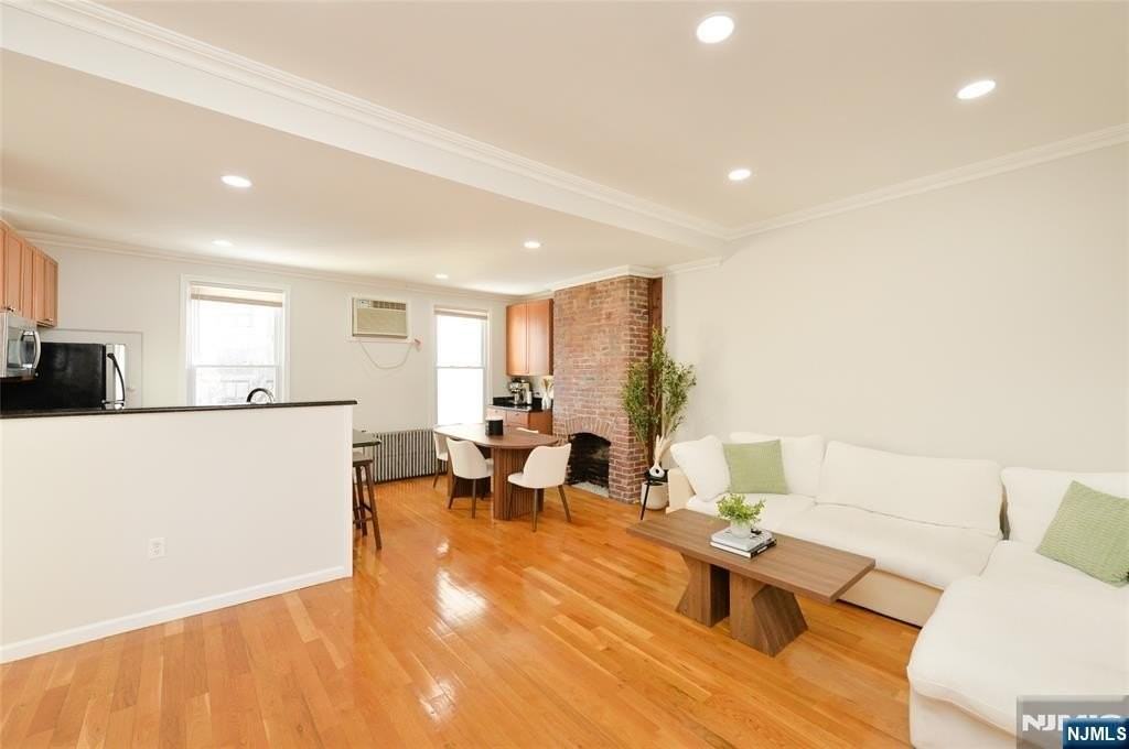 209 Adams St - Photo 3 of 15