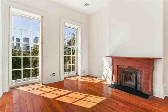 527 Saint Ann St #3 - Photo 6 of 17