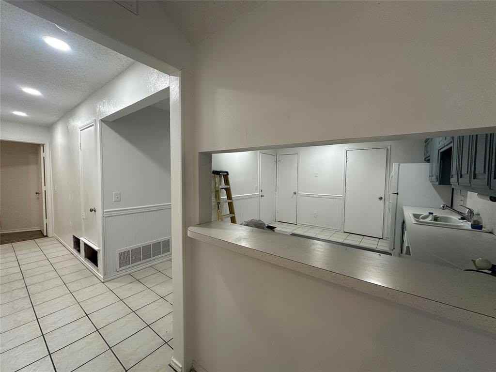 1104 University Dr - Photo 3 of 20