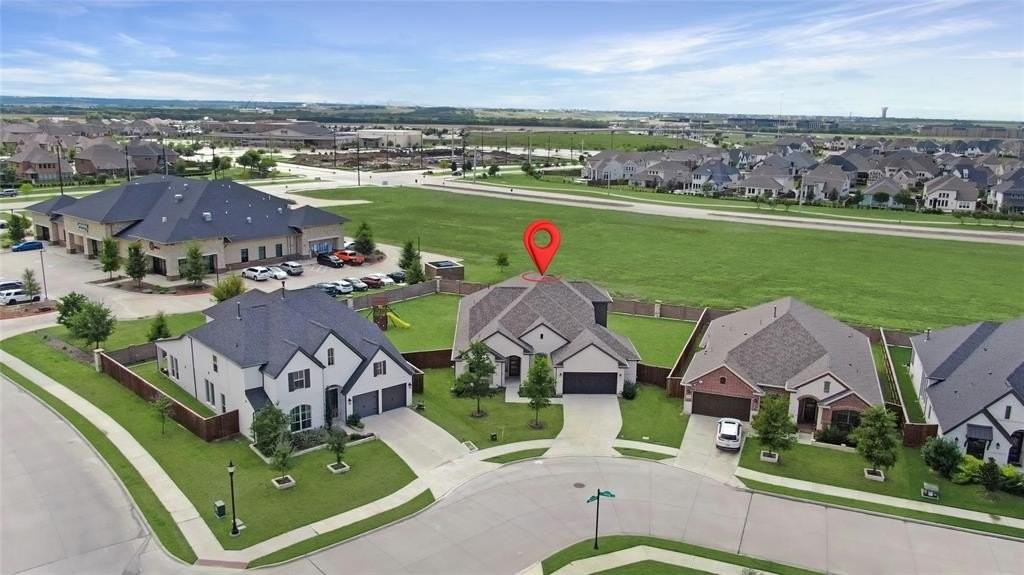 890 Stanley St - Photo 2 of 40