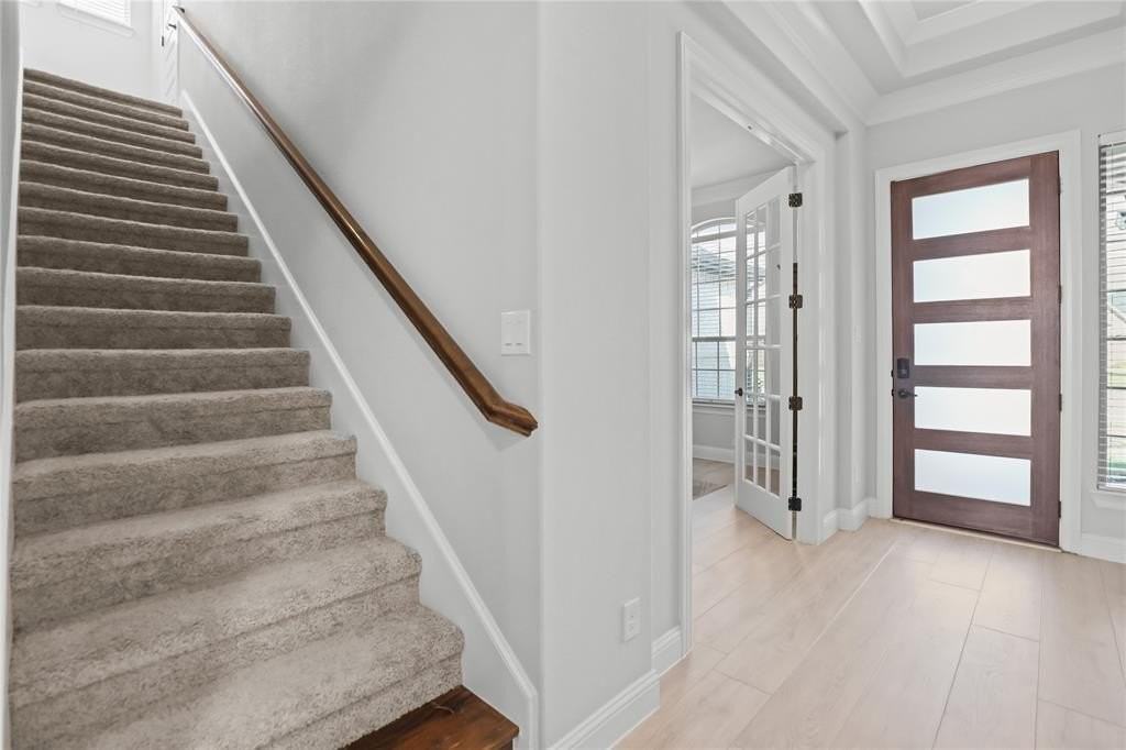 890 Stanley St - Photo 4 of 40