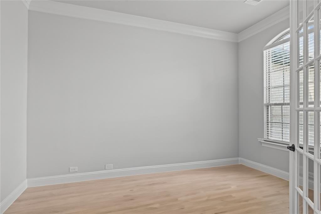 890 Stanley St - Photo 5 of 40