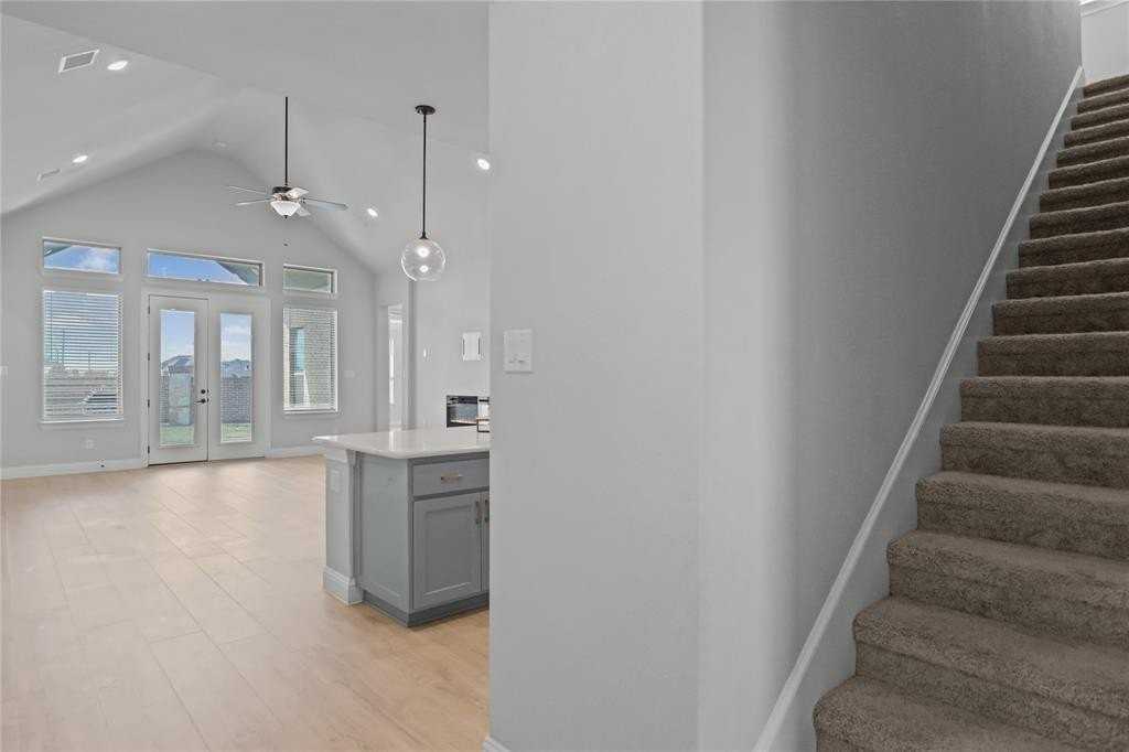 890 Stanley St - Photo 7 of 40