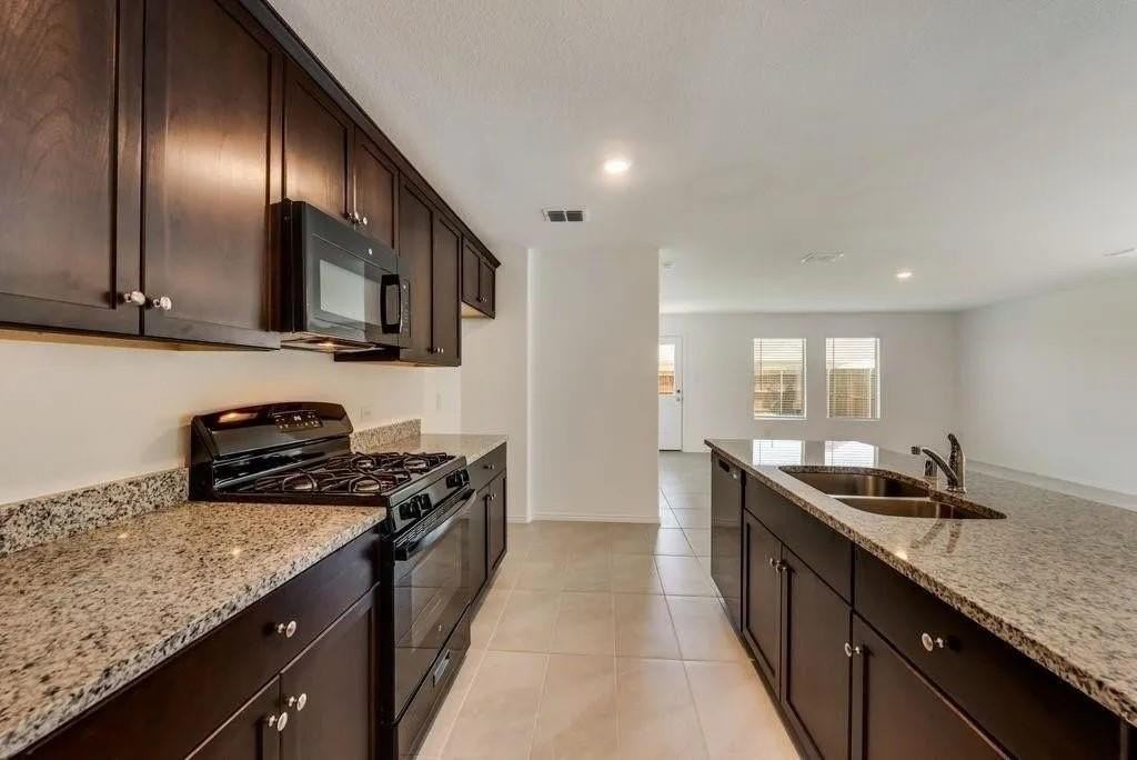 801 Vicksburg Dr - Photo 3 of 22