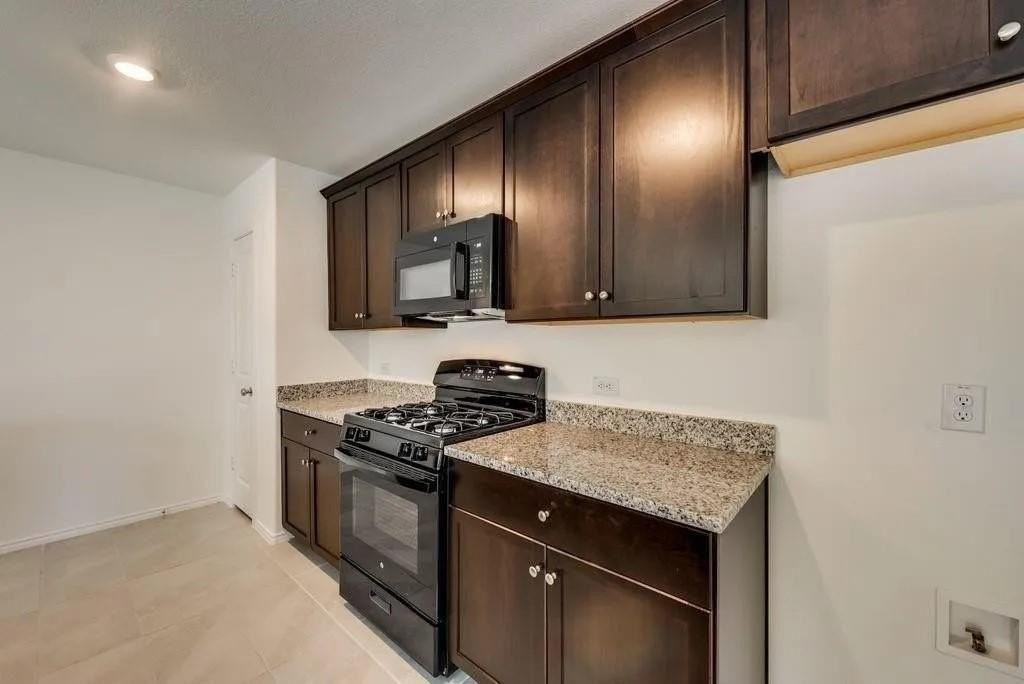 801 Vicksburg Dr - Photo 4 of 22