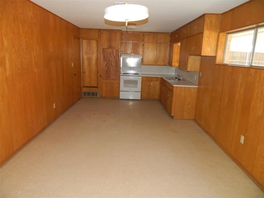 203 N Main St - Photo 2 of 15