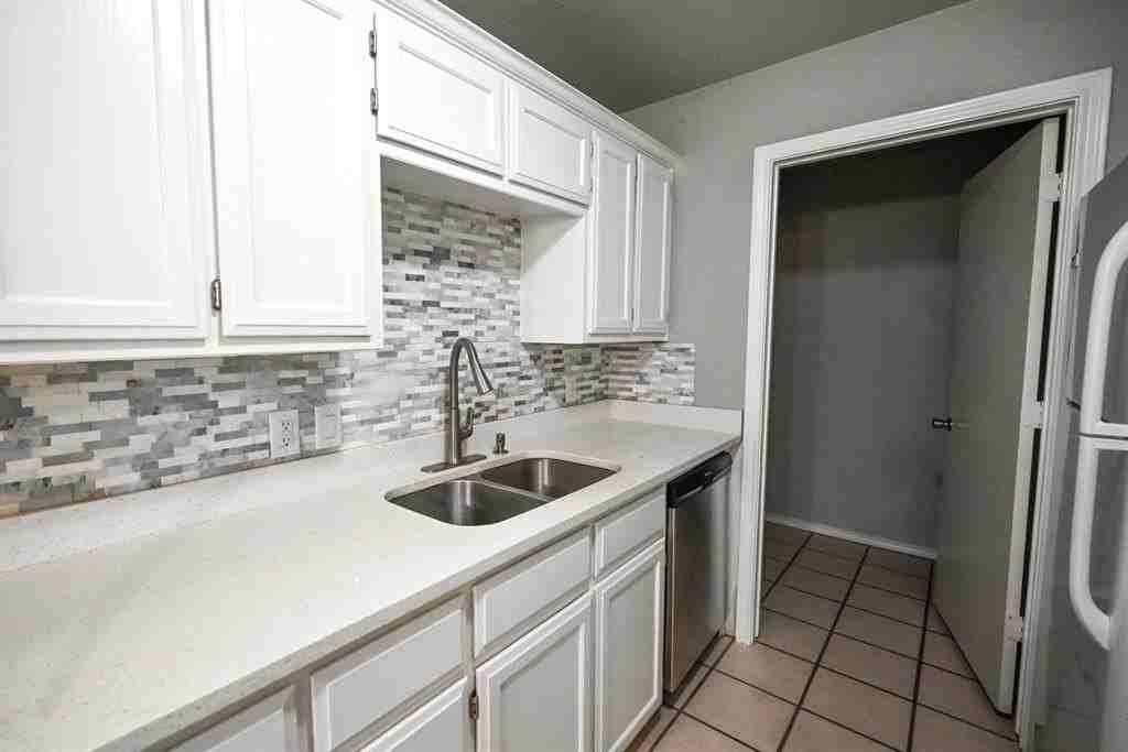 502 N Sewell Dr #B - Photo 4 of 10