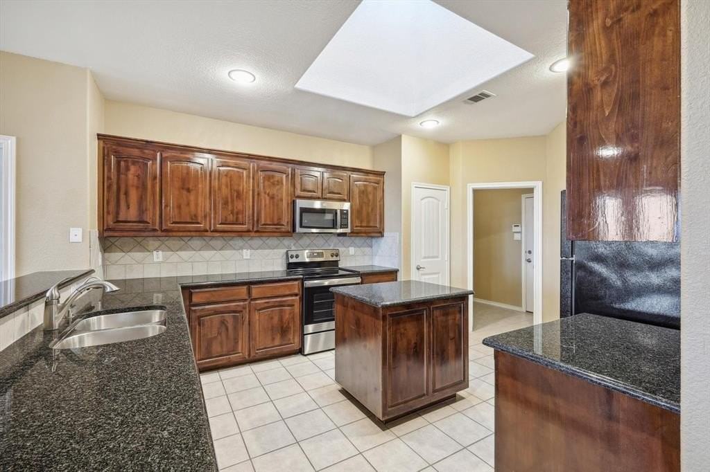 3412 Hornbeam St - Photo 4 of 18