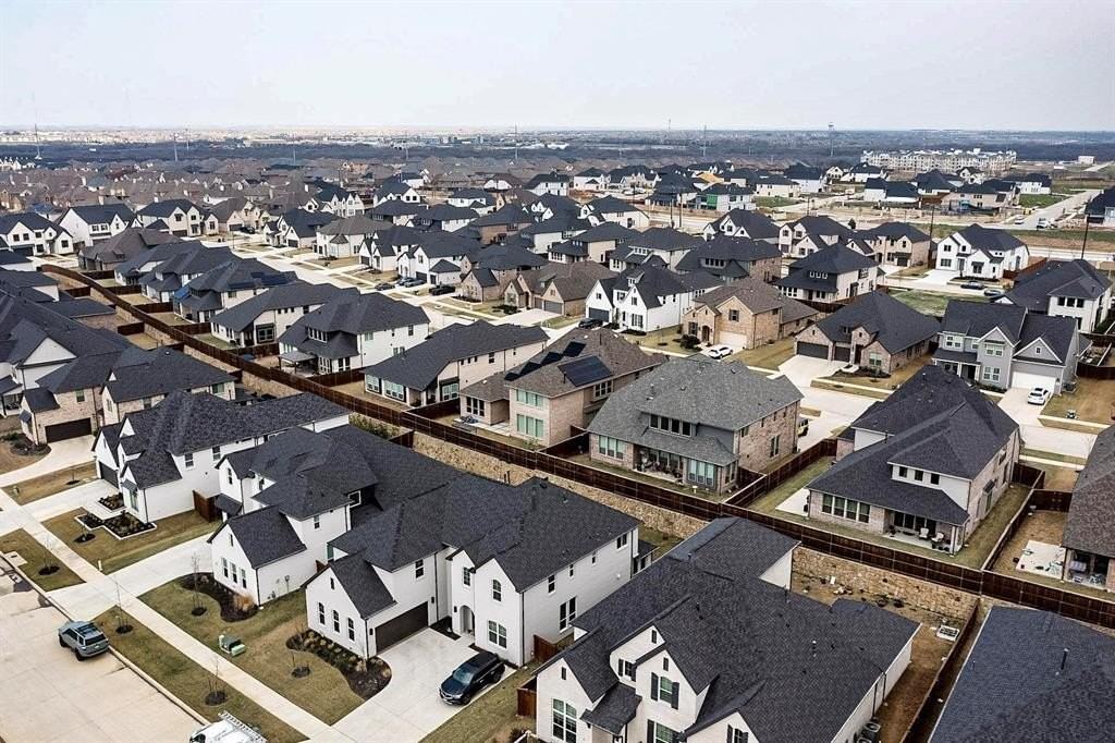 691 Meandering Ln - Photo 2 of 35