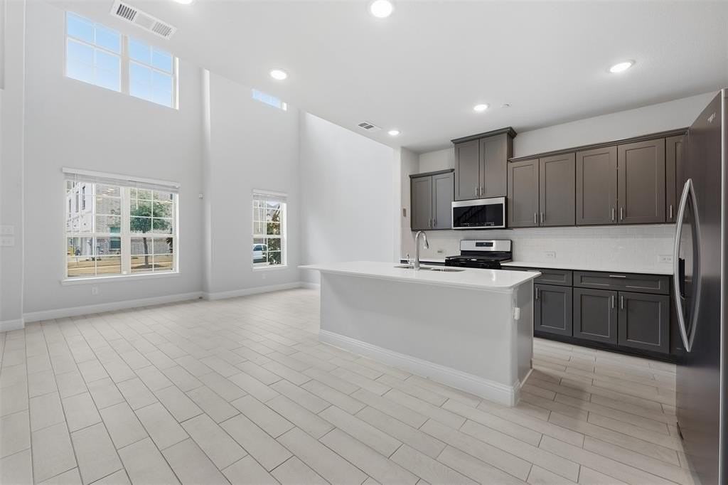 8120 Foraker St - Photo 4 of 28